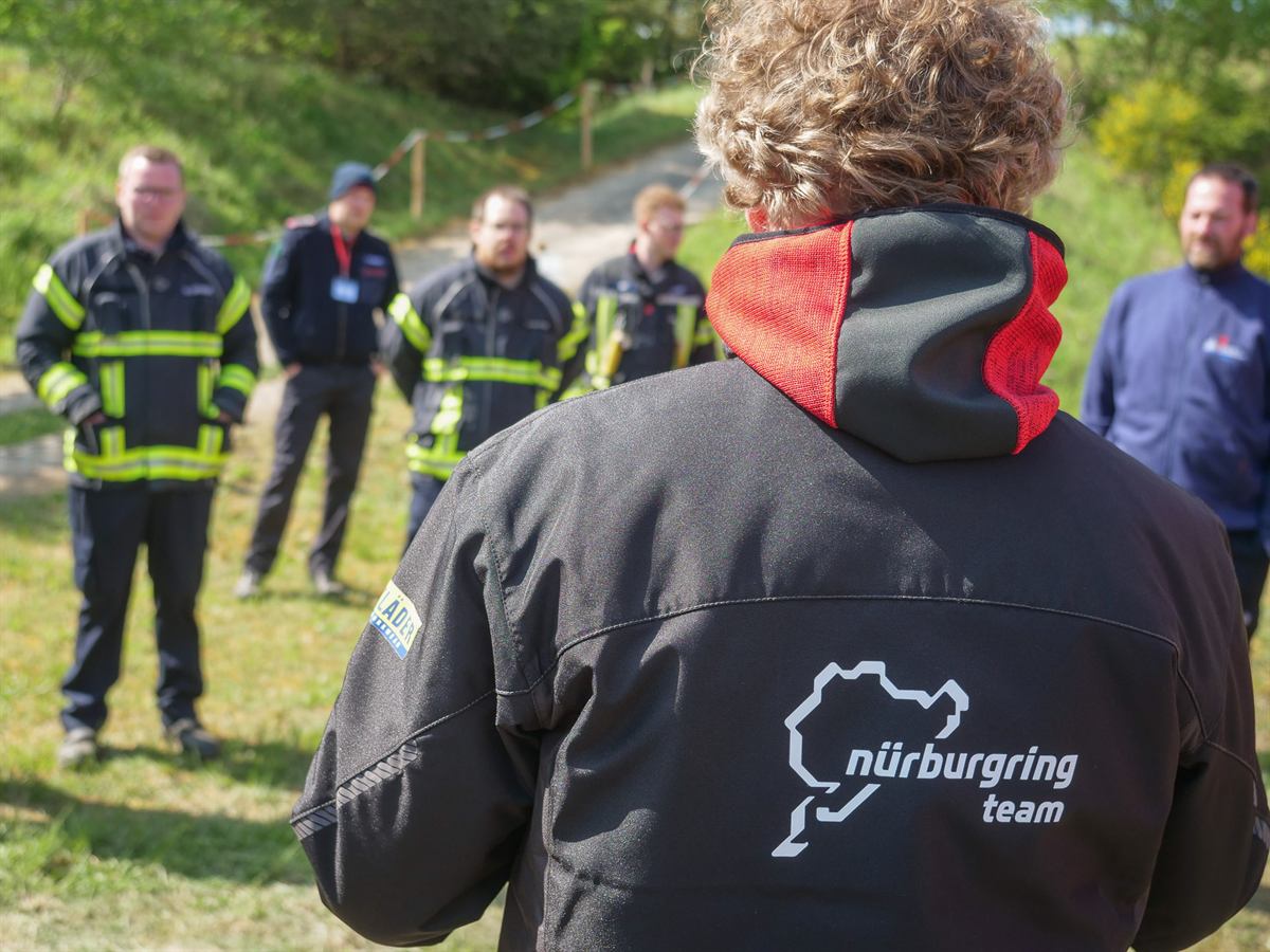 Teilnehmergruppe bei einer Lagebesprechung im Gelände