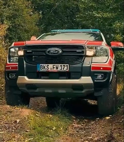 Feuerwehr-Pickup mit Allradantrieb auf einem ausgewaschenen Waldweg