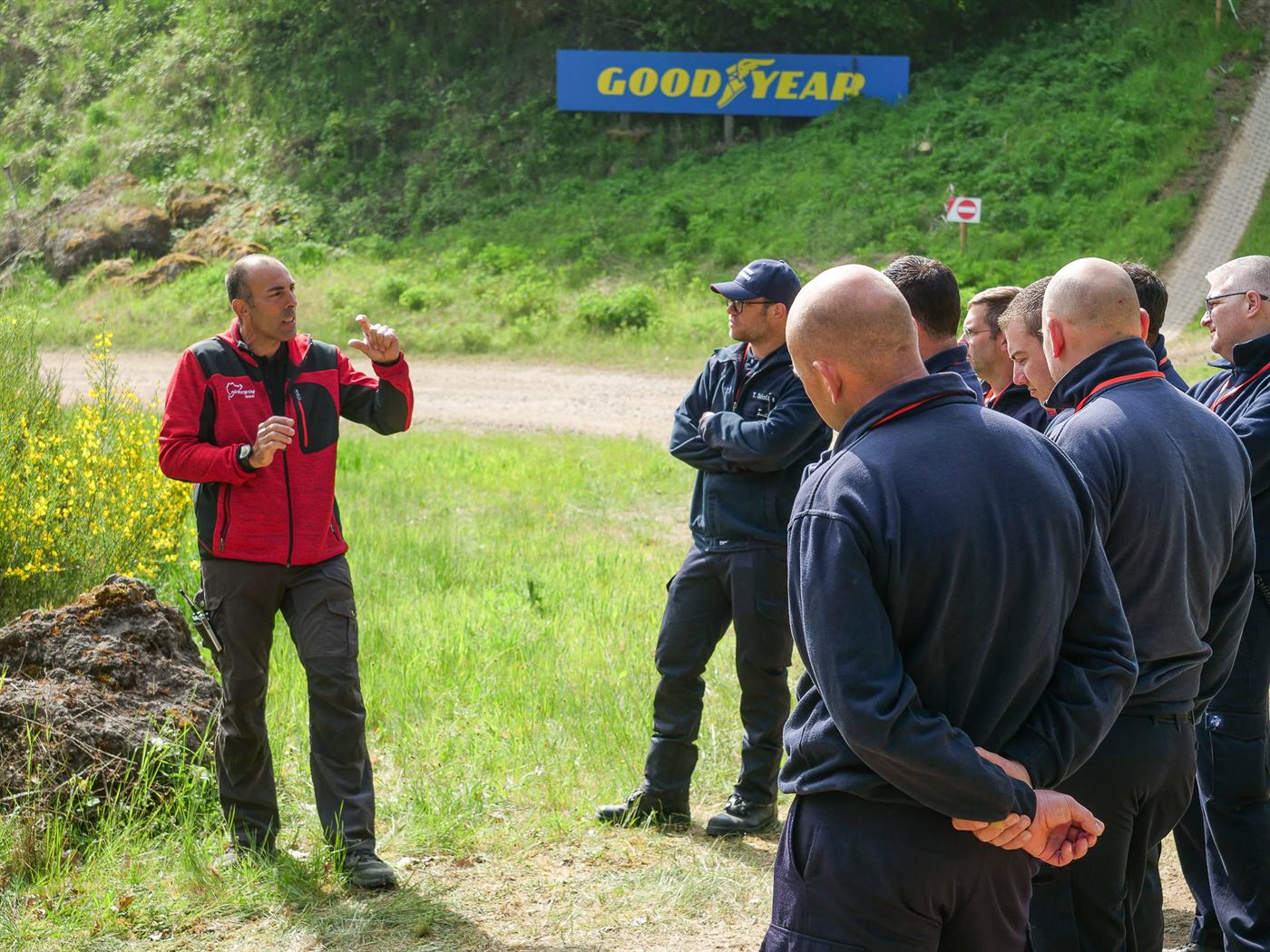 Trainer bei der Einweisung einer Teilnehmergruppe im Gelände